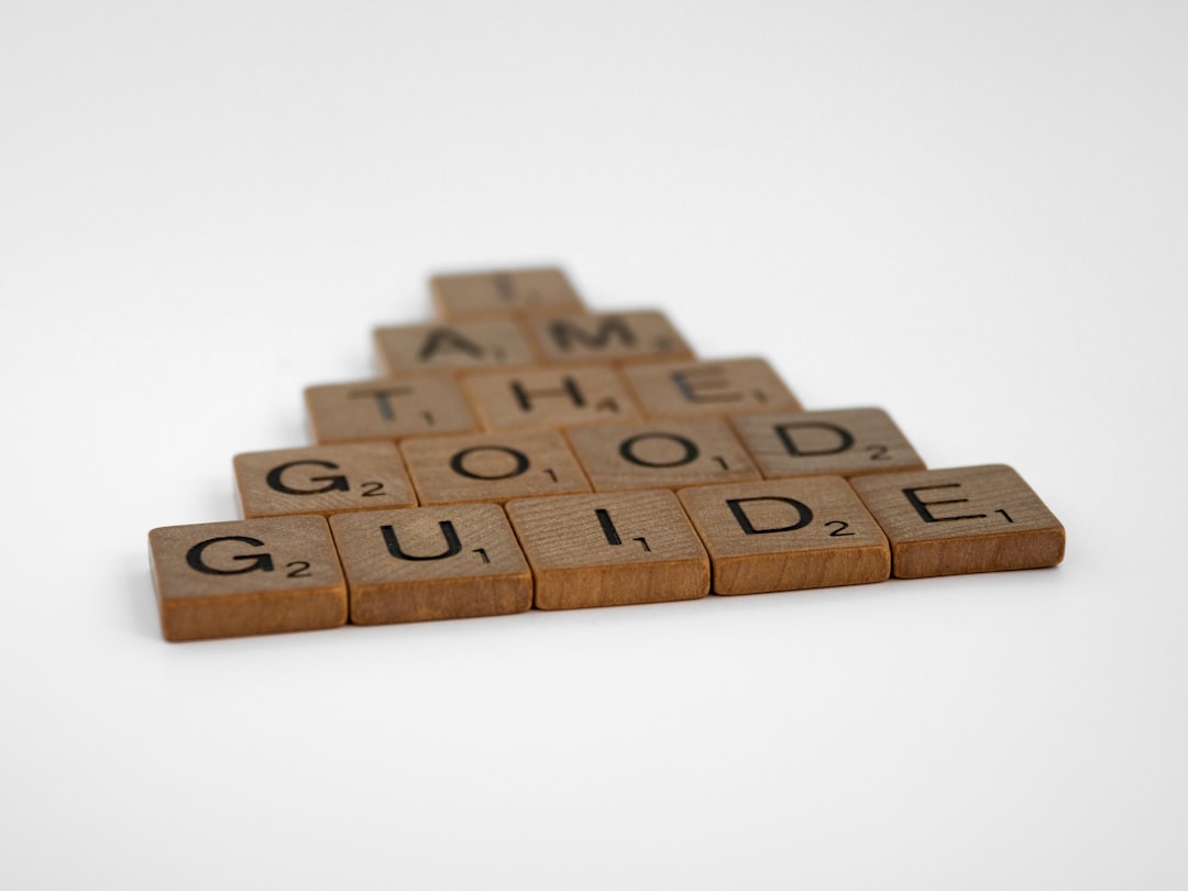 木製拼字遊戲組，拼出「i am the good guide」字樣