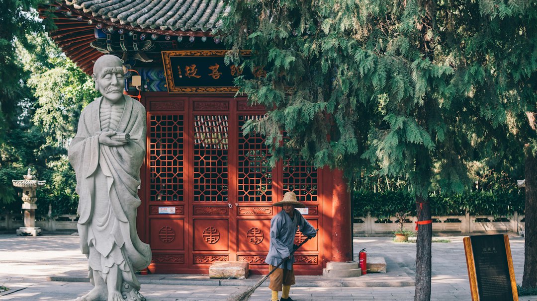一個人在建築物前清理雕像