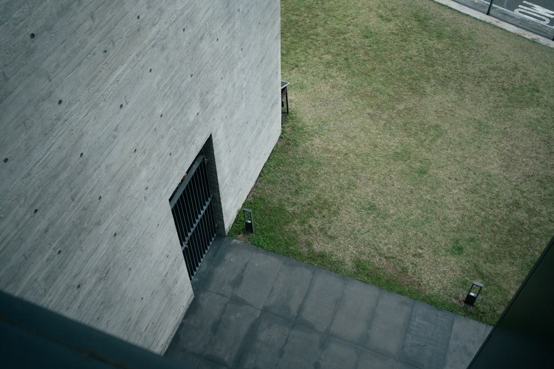 混凝土建築外觀，搭配草皮庭院與步道