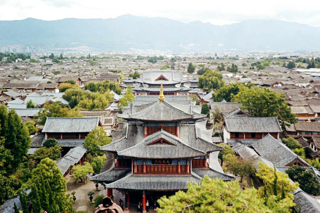 傳統中式建築，屋頂鋪瓦、庭院圍合
