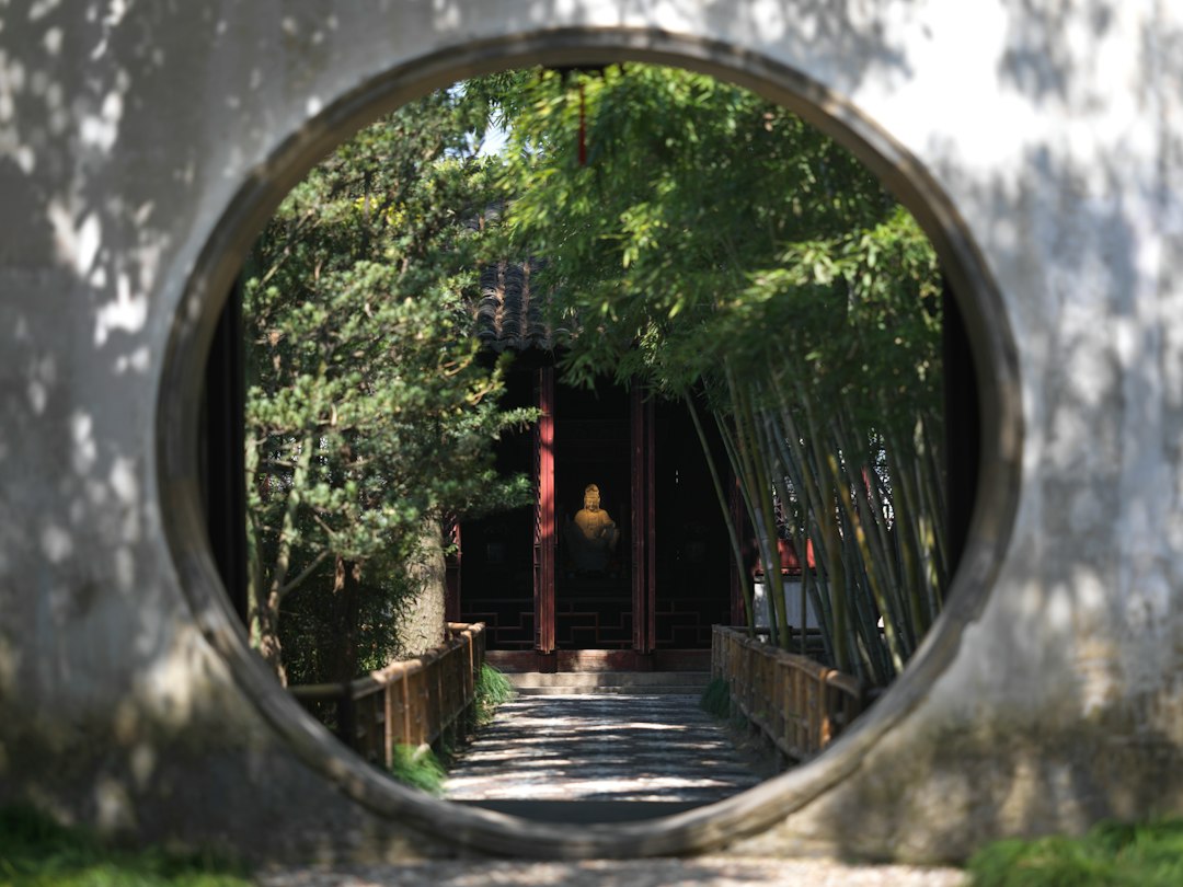 透過圓形鏡子看到的一條通道
